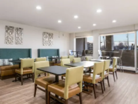 東蘭辛大學區-波茵特克拉麗奧旅館 奧克莫斯酒店