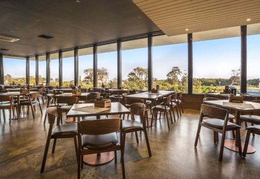 나이트캡 앳 더 치키 스콰이어