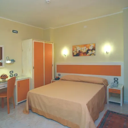 Hotel Cristal Eboli Отели в г. Эболи