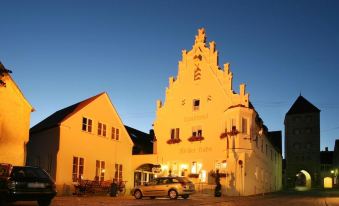 Landhotel Weißer Hahn - Housity