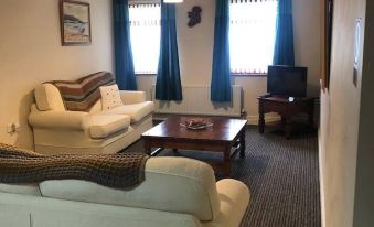 Central 2 Bed Apartment above Great Derry Pub