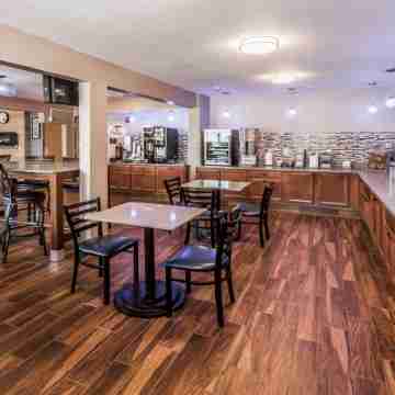 Super 8 by Wyndham Iowa City/Coralville Dining/Meeting Rooms