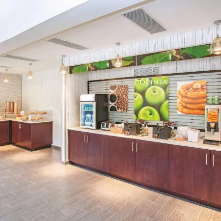 La Quinta Inn & Suites by Wyndham Rockford
