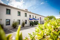 Les Jardins du Canal Piscine Chauffée Hotels in Aigues-Mortes