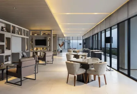 Royal Tulip Golf Resort Gunung Geulis Отели рядом с достопримечательностью «SEMAK DAUN VILLAGE»