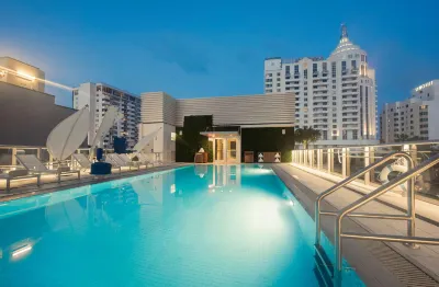 Iberostar Waves Berkeley Shore Hotels near Statue