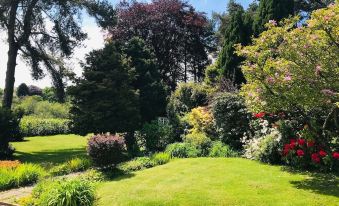 Grade II Listed Farm House in Beautiful Grounds