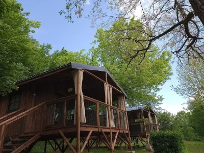 Camping de Collonges-la-Rouge Hotels in Beynat