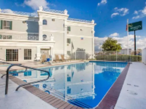 Quality Inn & Suites Tulare Hotels in Tulare