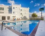 Quality Inn & Suites Tulare Hotels in Tulare