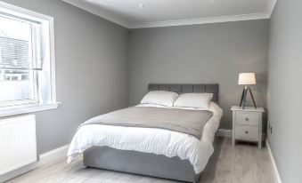 Lovely 1-Bed Cottage in Kelty with Hot Tub - Housity