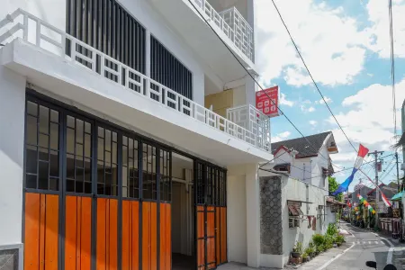 RedDoorz Plus Near Pasar Gede Solo Отели в г. Pasar Kliwon