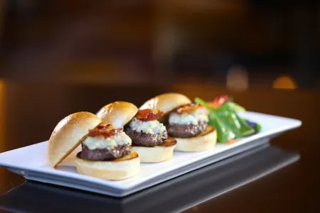 Courtyard by Marriott San Diego Downtown Отели рядом с достопримечательностью «Ботаникал Билдинг»