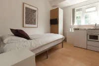 Tooting Rooms by DC London Rooms Hotel di Mitcham