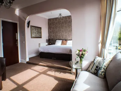HQ Bar & Restaurant Hotels near Dealz