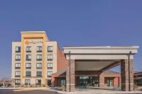 La Quinta Inn & Suites by Wyndham Philadelphia Airport فنادق في Ridley Township