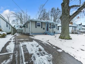 Lovely Pet Friendly Three Bedroom in Desirable Urbandale Location! 3 Home by Redawning
