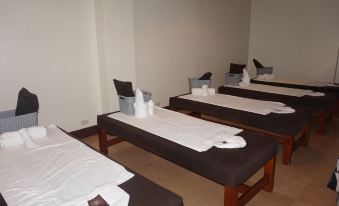 Hotel Vanna Angeles City Pampanga by RedDoorz - Housity