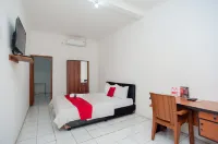 RedDoorz Syariah Plus Near Jatiwarna Toll Gate