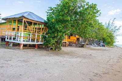 Deano's Cottages Hoteles cerca de Deano's Cafè: Pelican bar tour offered here