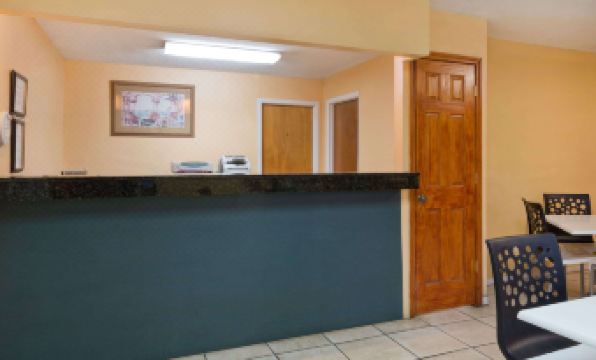 Super 8 by Wyndham Chipley