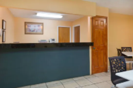 슈퍼 8 바이 윈덤 치플리