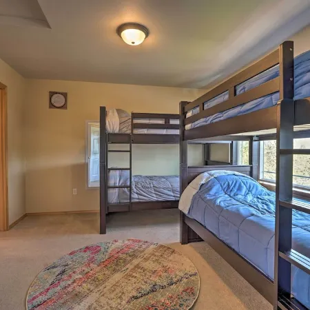 Redmond Resort Townhome w/ Private Hot Tub