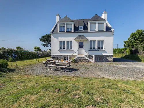 An Neizh Hotels in Locquirec