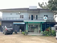 Losmen Al-Mukkaromah Hotel a Sukodadi