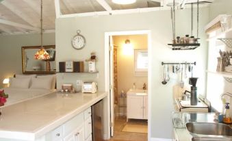 Charming Culver City Cottage w/ Shared Pool+Garden