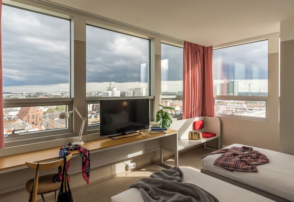 1. Hotel Al..