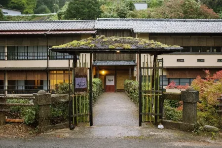 Hot Spring Guesthouse Tojiya Отели рядом с достопримечательностью «Cherry Blossom Trees along Yunoko Beach Road»