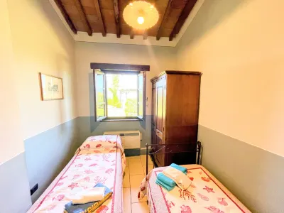 Apt 5. Aircon, Wifi, Infinity Pool, Jacuzzi, Gardens. Incredible! Sleeps 4