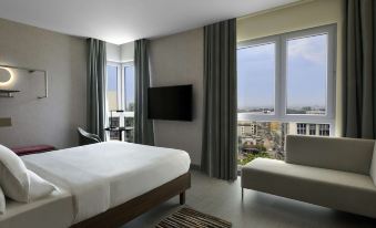 2. Novotel ..