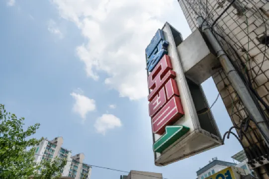 Geumho Villa Hotels near Kwanglim Church