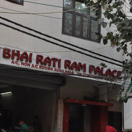 Bhai Rati Ram Palace Отели рядом с достопримечательностью «Храм Акшардхам»