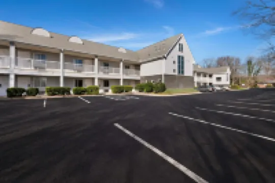Rodeway Inn Hoteles cerca de Auditorio Ovens