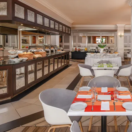 Holiday Inn JOHANNESBURG SUNNYSIDE PARK by IHG Отели рядом с достопримечательностью «Торговый центр Norwood Mall»