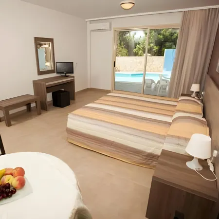 Crystallo Apartments Отели рядом с достопримечательностью «Гавань Пафоса»