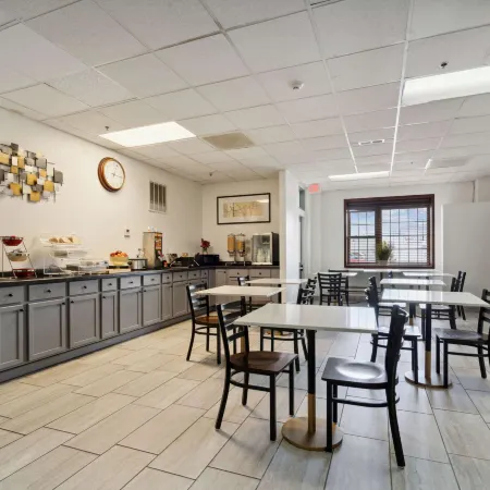 Econo Lodge Inn & Suites