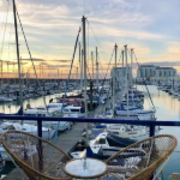 Brighton Water Cabin with Free Parking