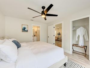 Charming Florida Beach Home w King Bed Patio