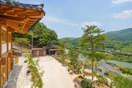 Gurye Deokyeongru Pension Отели в г. Куре