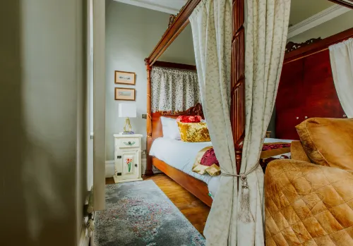 The Suite | Cardiff City Centre + Private Parking