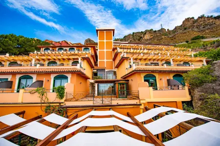 Baia Taormina Отели в г. Sant'Alessio Siculo