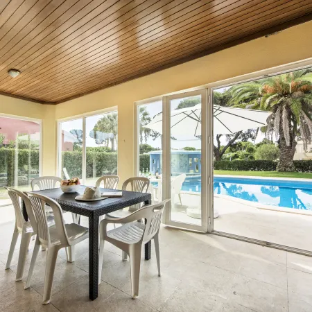Large Private Pool Viilla, Close to Amenites, Free Air Conditioning and Wifi