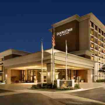 DoubleTree by Hilton McLean Tysons Hotel Exterior