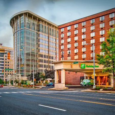 Holiday Inn ARLINGTON AT BALLSTON by IHG Отели рядом с достопримечательностью «Арлингтонское национальное кладбище»