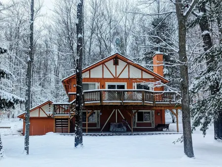 Secluded Chalet in Michaywe w/ pool access. Golf + Ski/Snowmobile paradise.