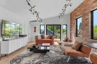 Cozy apartment in fabulous Coeur d'Alene with WiFi, AC & Spa!
